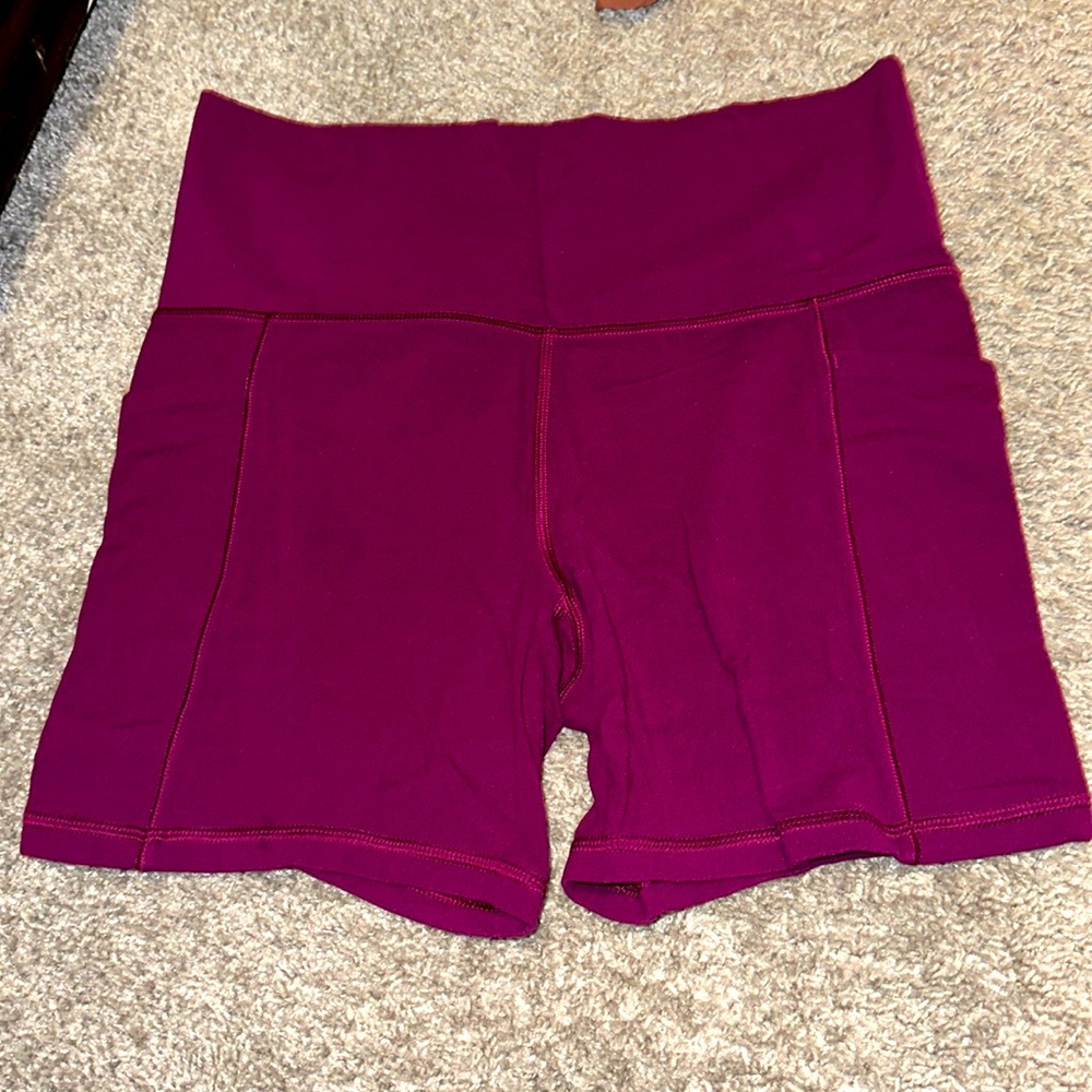 Athleta salutation short 5”